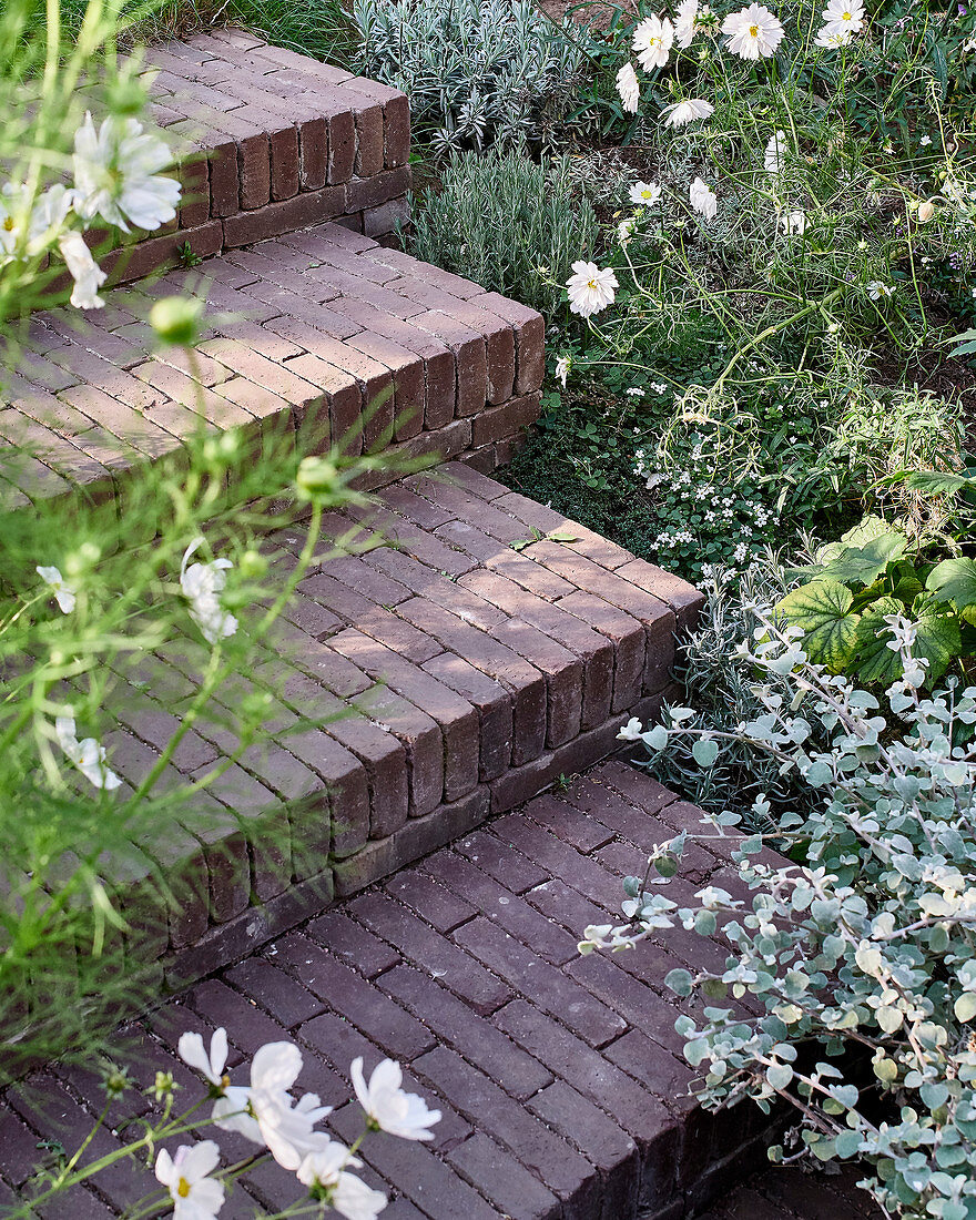 Treppe aus Backsteinen im naturnahen Garten