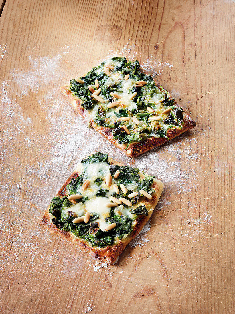 Pizza Verde mit Blattspinat und Gorgonzola aus dem Beefer