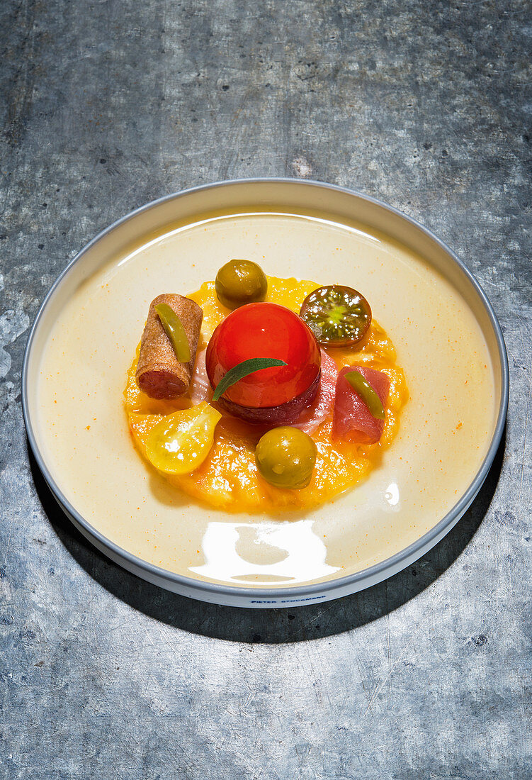 Thunfisch mit Tomaten-Variationen und falscher Olive