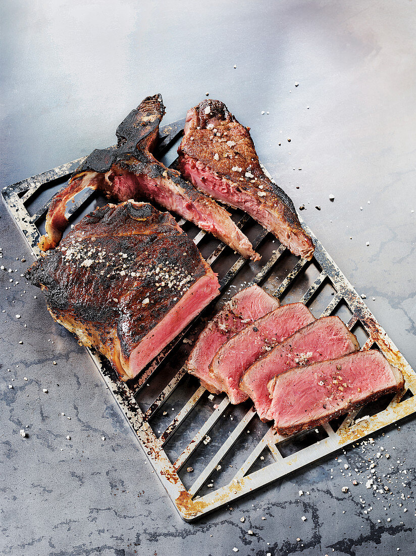Gebeeftes Porterhouse-Steak auf Grillrost