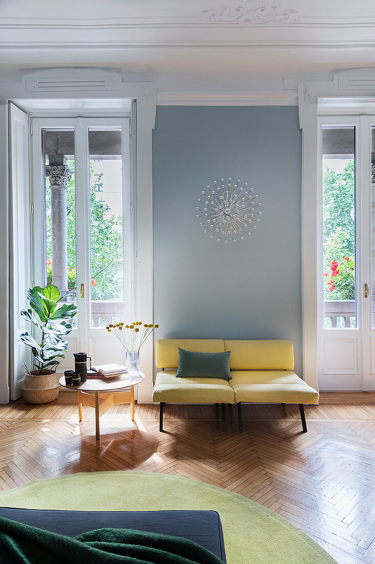 Zwei Sixties Sessel vor blauer Wand mit Wandleuchte