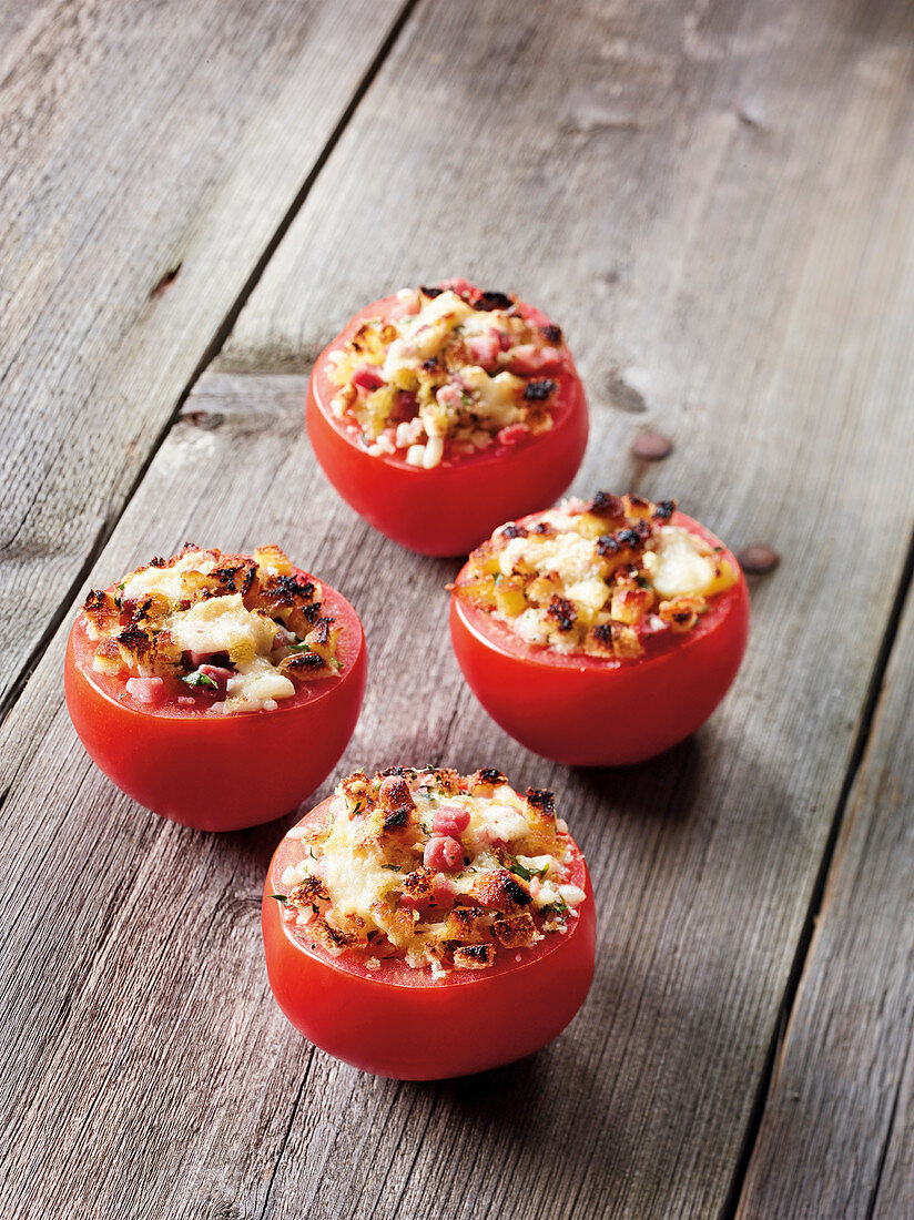 Gratinierte Tomaten mit Brioche-Schinken-Kruste aus dem Beefer