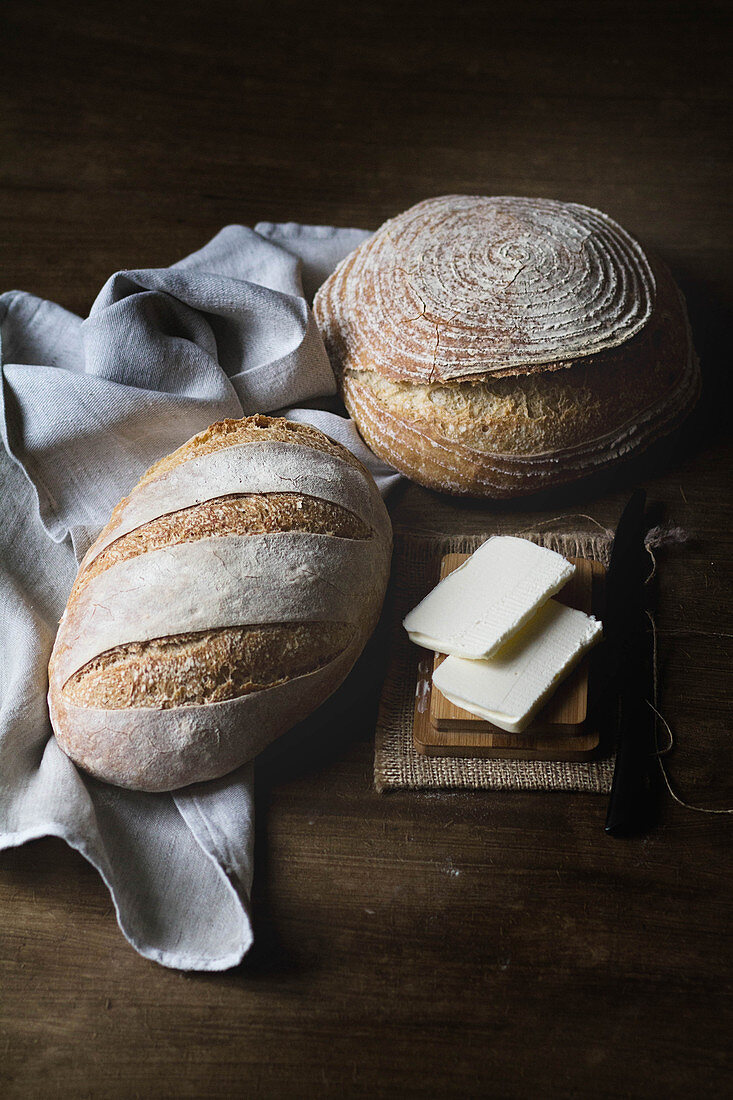 Zwei verschiedene Brotlaibe