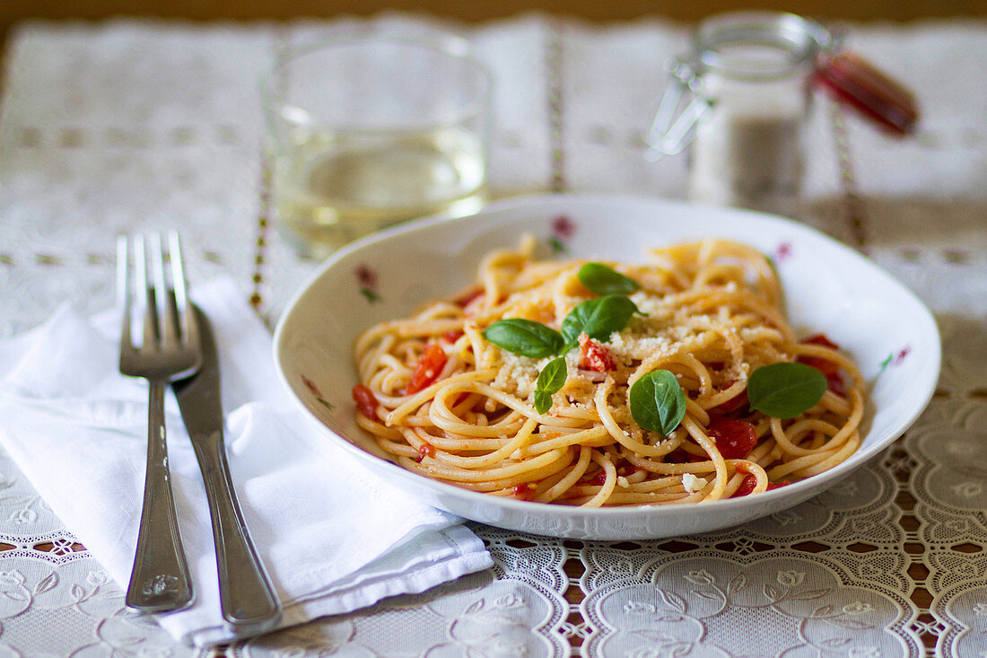 Spaghetti mit Tomatensauce, Parmesan und Basilikum