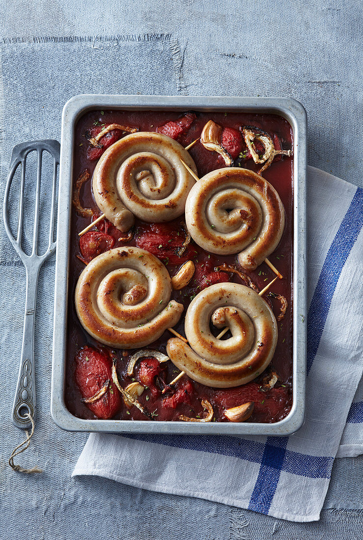 Weinwurst auf Tomatensauce mit Schwarzbier