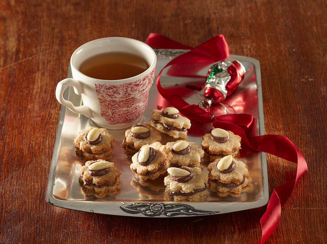 Coconut cookies with marchpane cream