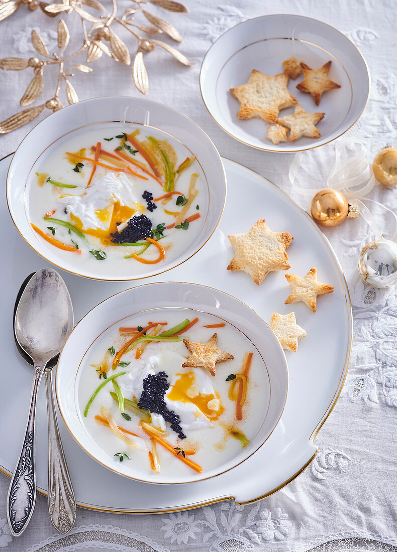 Karpfensuppe mit Kaviar, pochierten Eiern und Toaststernen zu Weihnachten