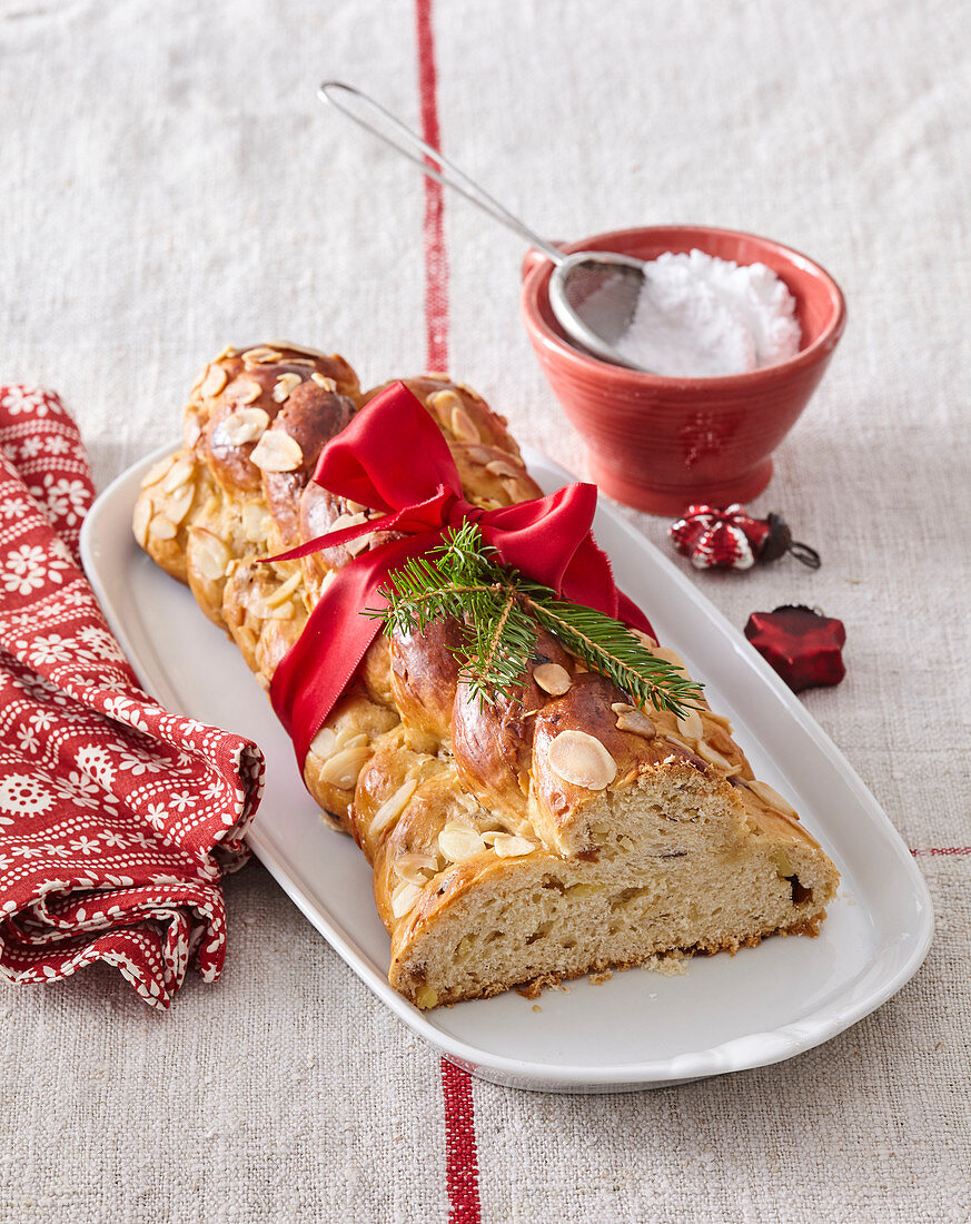 Weihnachts-Striezel mit Mandeln