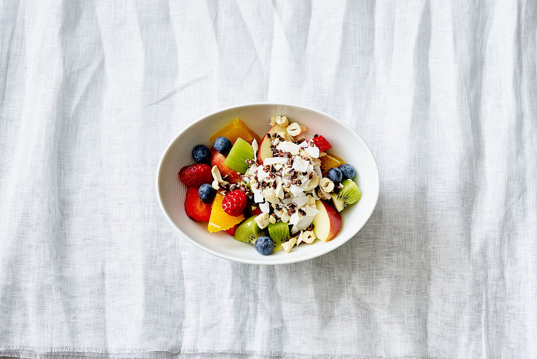 Obstsalat mit Kakao-Granola