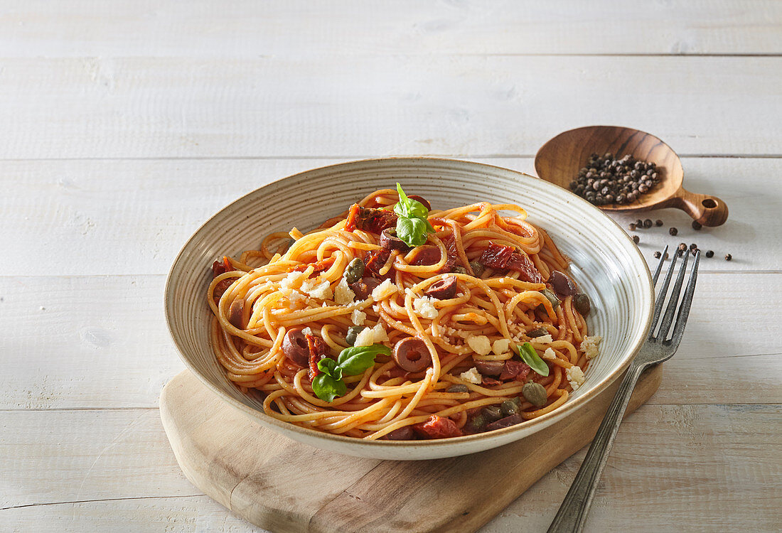 Spaghetti mit Tomatensauce und Basilikum