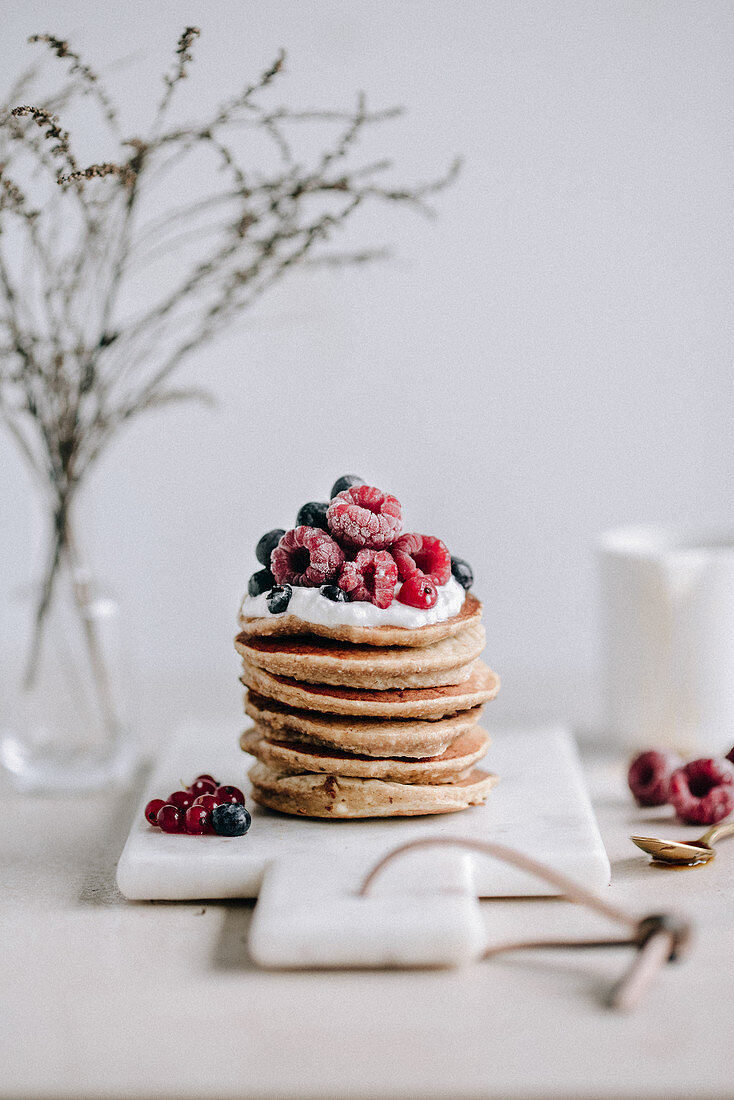 Pancakes mit Sahne und Beeren