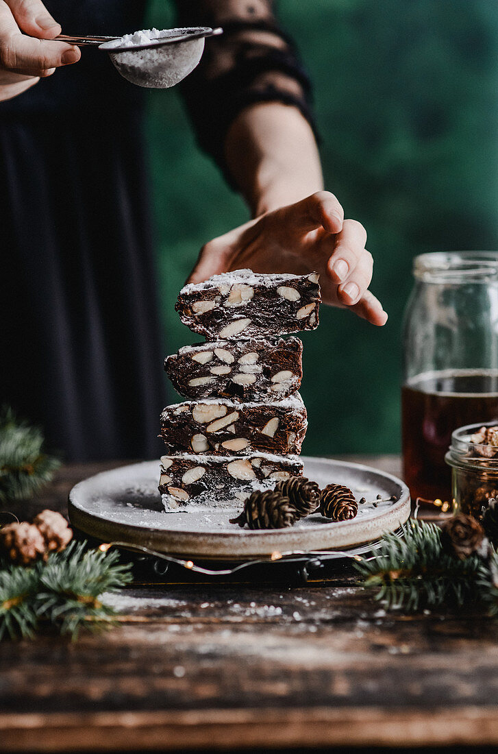 Panforte di Siena (Kuchen mit Nüssen, Honig und Rosinen, Italien)