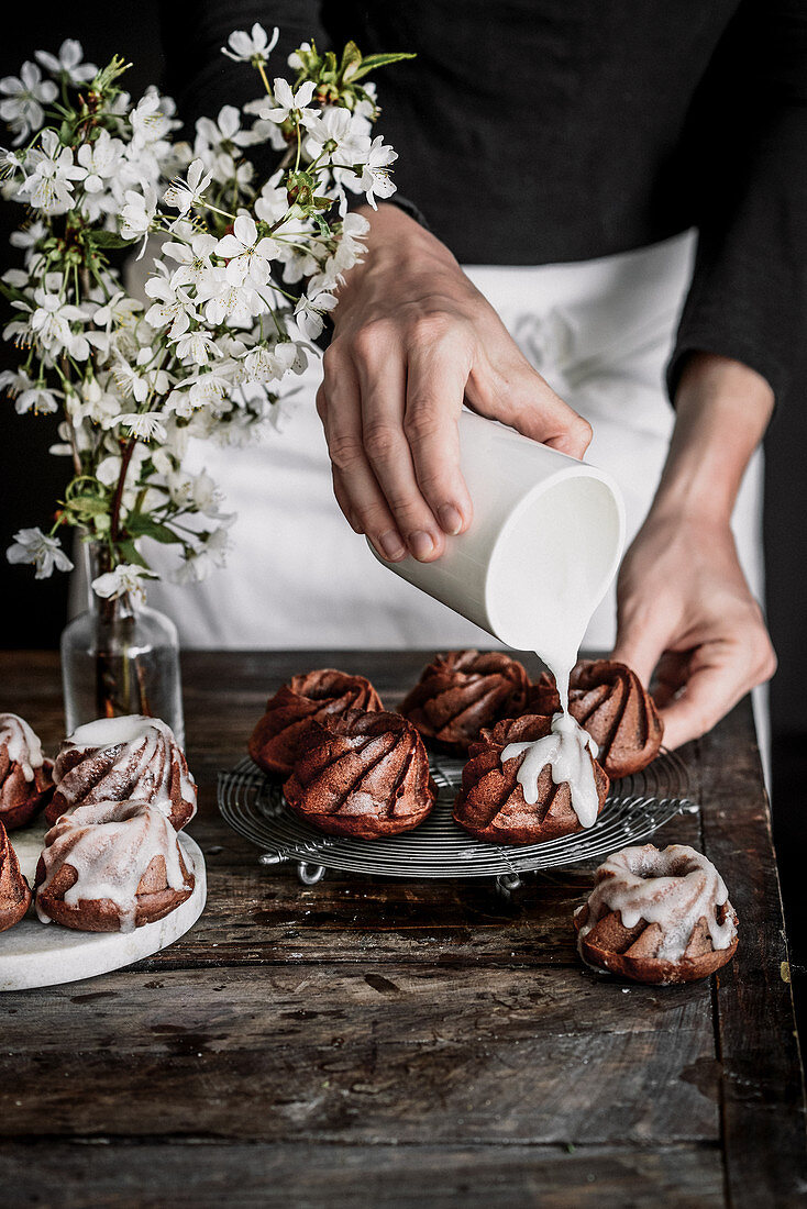 Schokoladenkranzküchlein mit Zuckerglasur