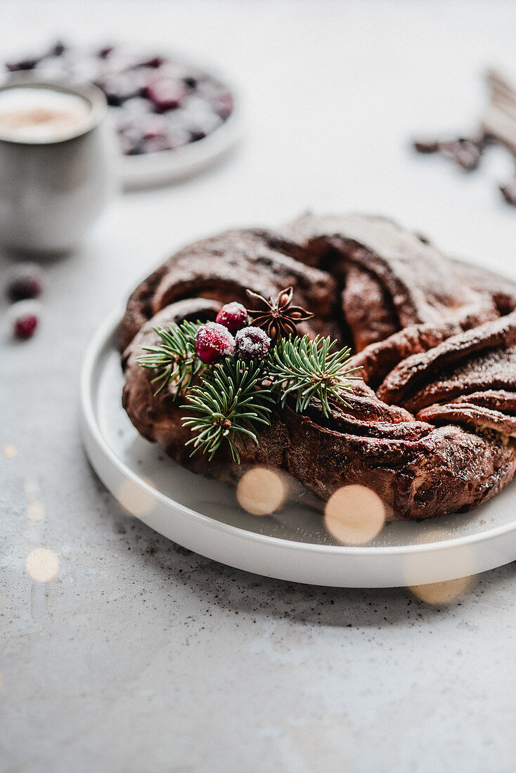 Weihnachtlicher Zimtkranz verziert mit Preiselbeeren und Nadelzweigen