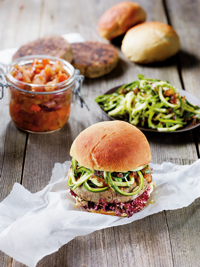 Gebeefter Veggie-Burger mit Zucchini-Spaghettisalat