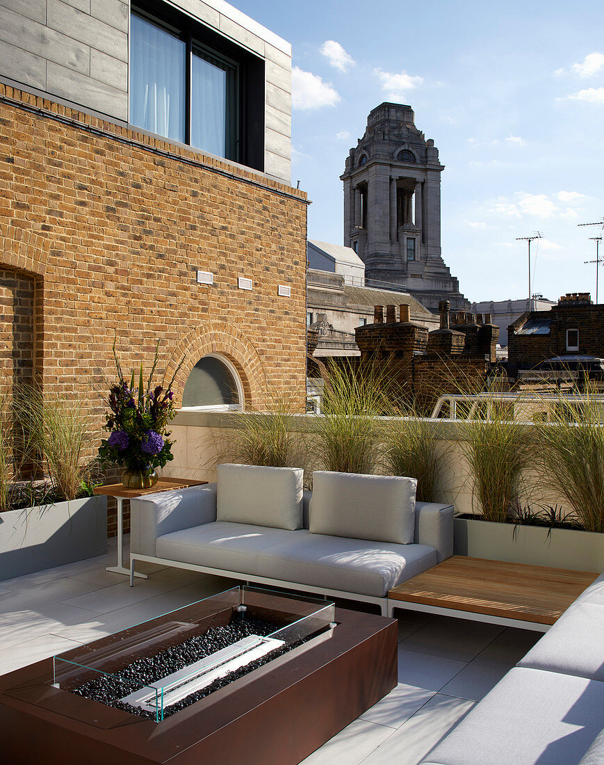 Moderne Loungemöbel und Gaskamin auf der Dachterrasse