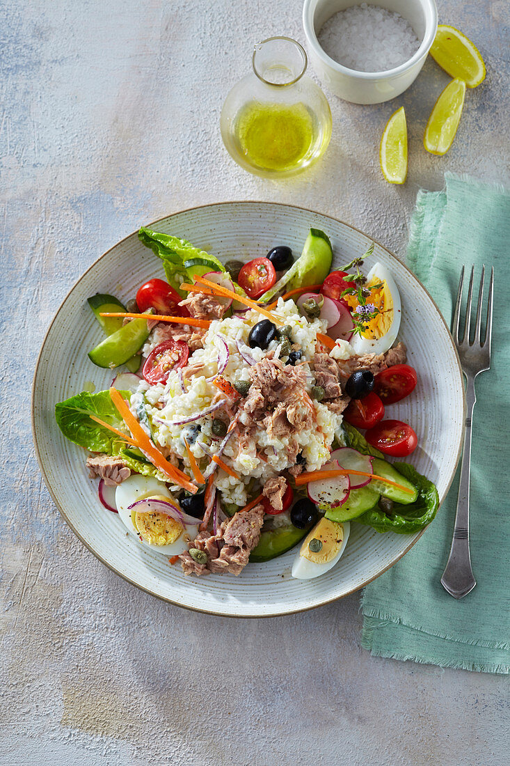 Reissalat mit Thunfisch, Eiern, Gurke, Tomate und Oliven
