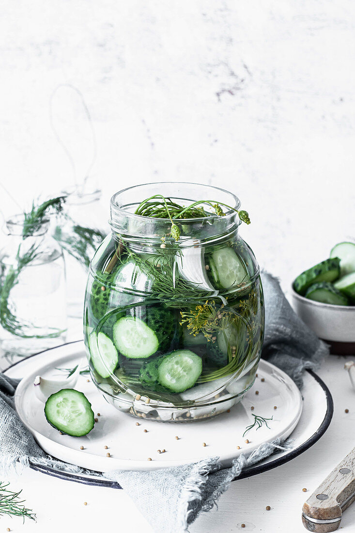 Eingelegte Gurken mit Kräutern im Glas