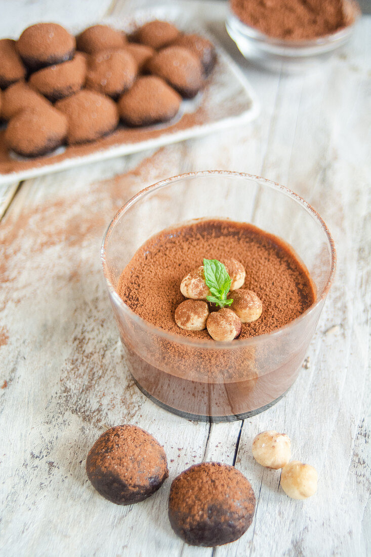 Haselnuss-Schokoladencreme  und Pralinen mit Kakao