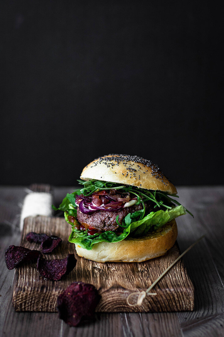 Beef burgers with salad and beetroot crisps