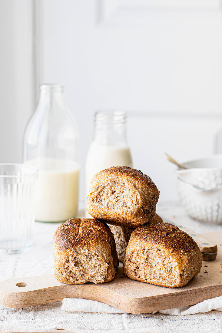 Hausgemachte Vollkornbrötchen mit Milch