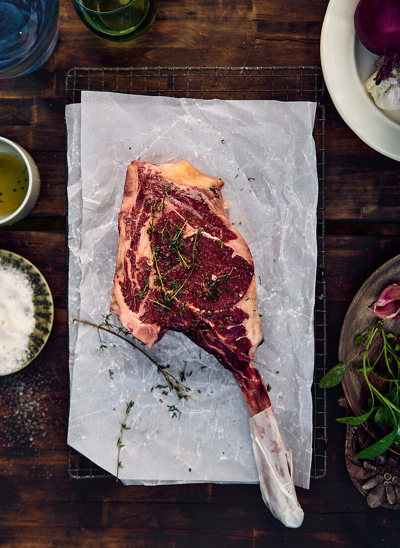 Mariniertes Tomahawk-Steak