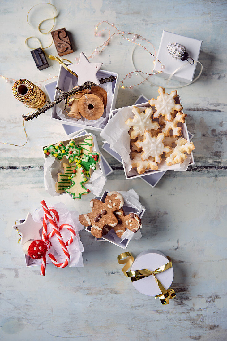 Butterplätzchen und Lebkuchenmännchen in Box mit Weihnachtsdeko