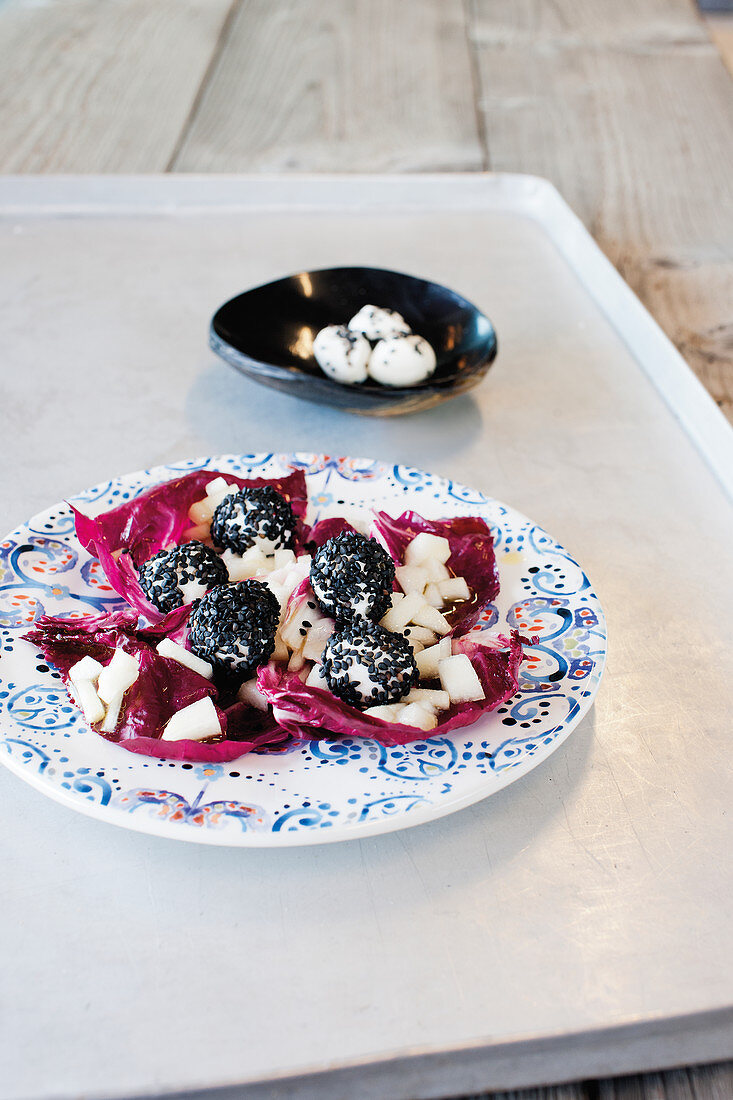 Radicchio-Birnen-Salat mit schwarzen Mozzarellabällchen