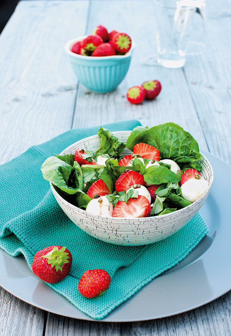Salat mit Minimozzarella und Erdbeeren