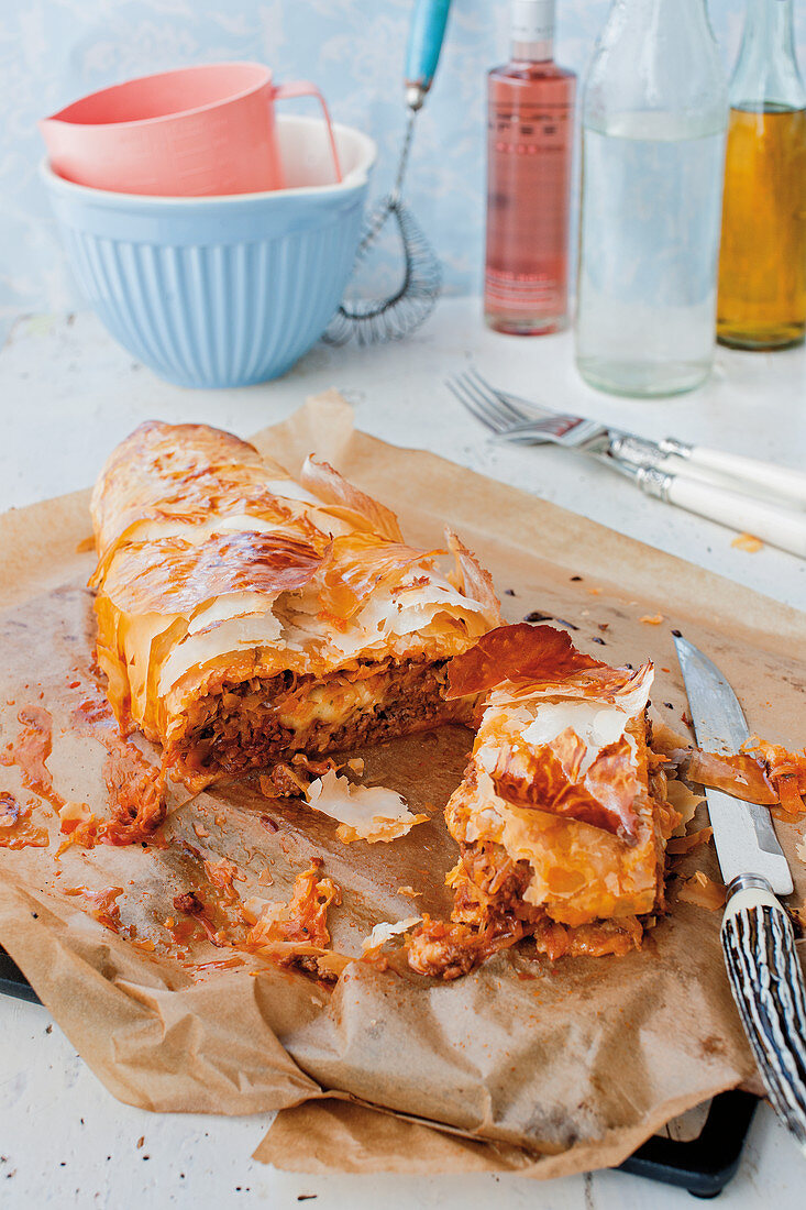 Sauerkraut-Hack-Strudel mit Mozzarella