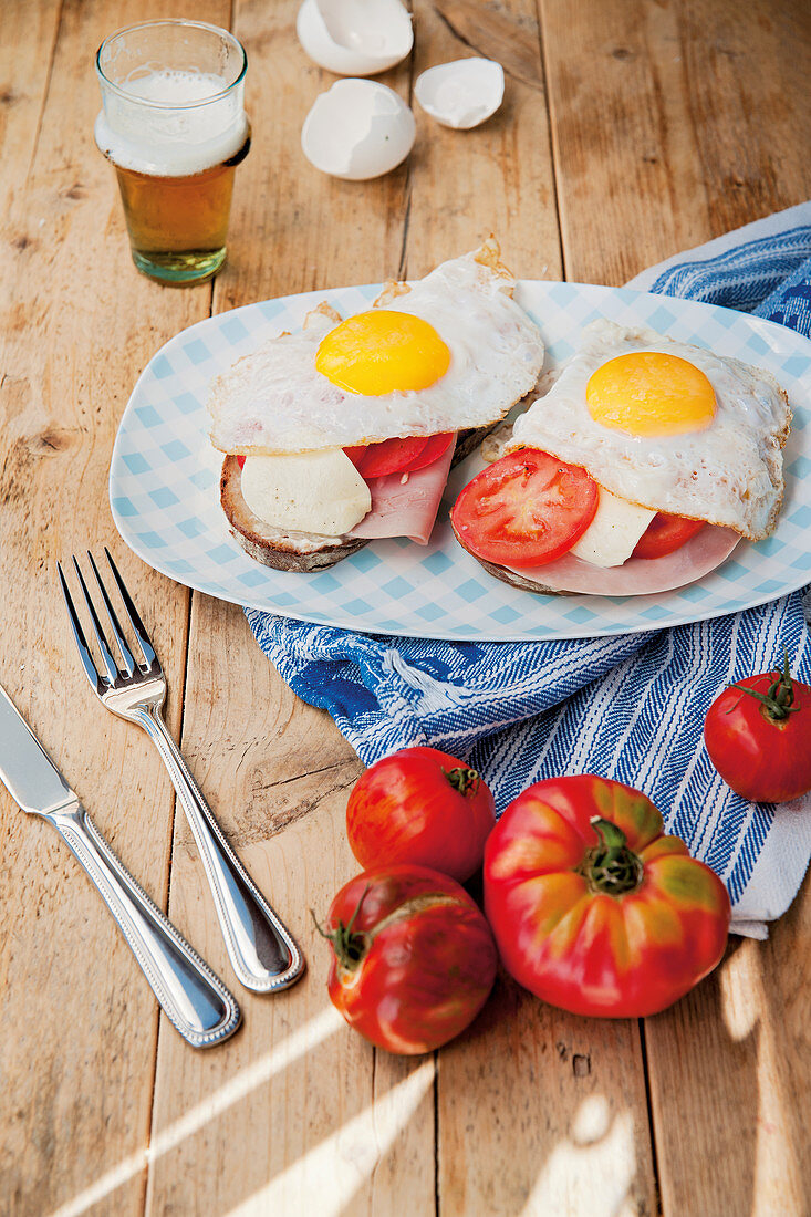 Ham and eggs on toast with mozzarella