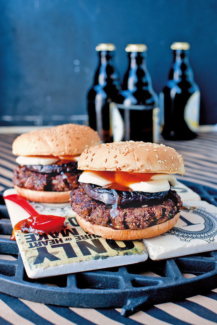 Tandoori-Burger mit Mozzarella, Auberginen und Mangochutney