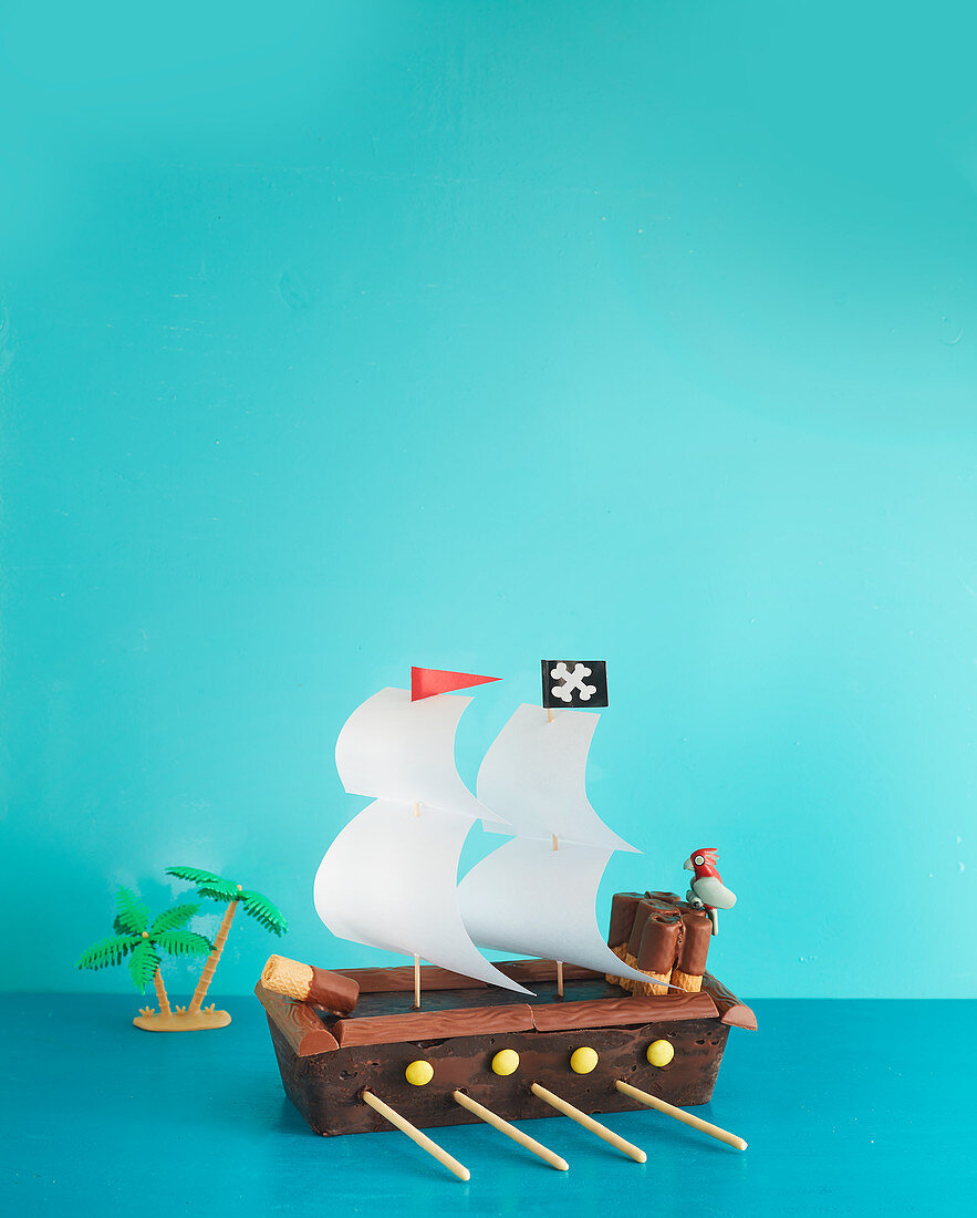 Piratenschiff (Schichtkuchen mit Schokoriegeln und Waffelröllchen)