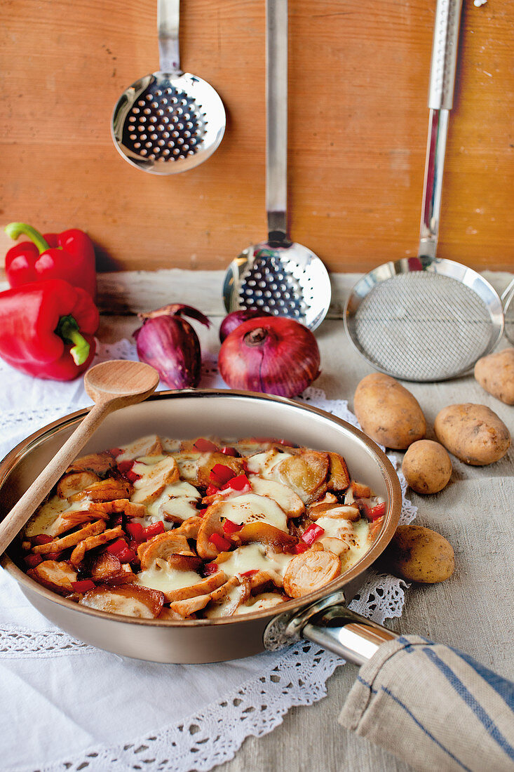 Überbackene Hähnchenpfanne mit Paprika, Kartoffeln und Mozzarella