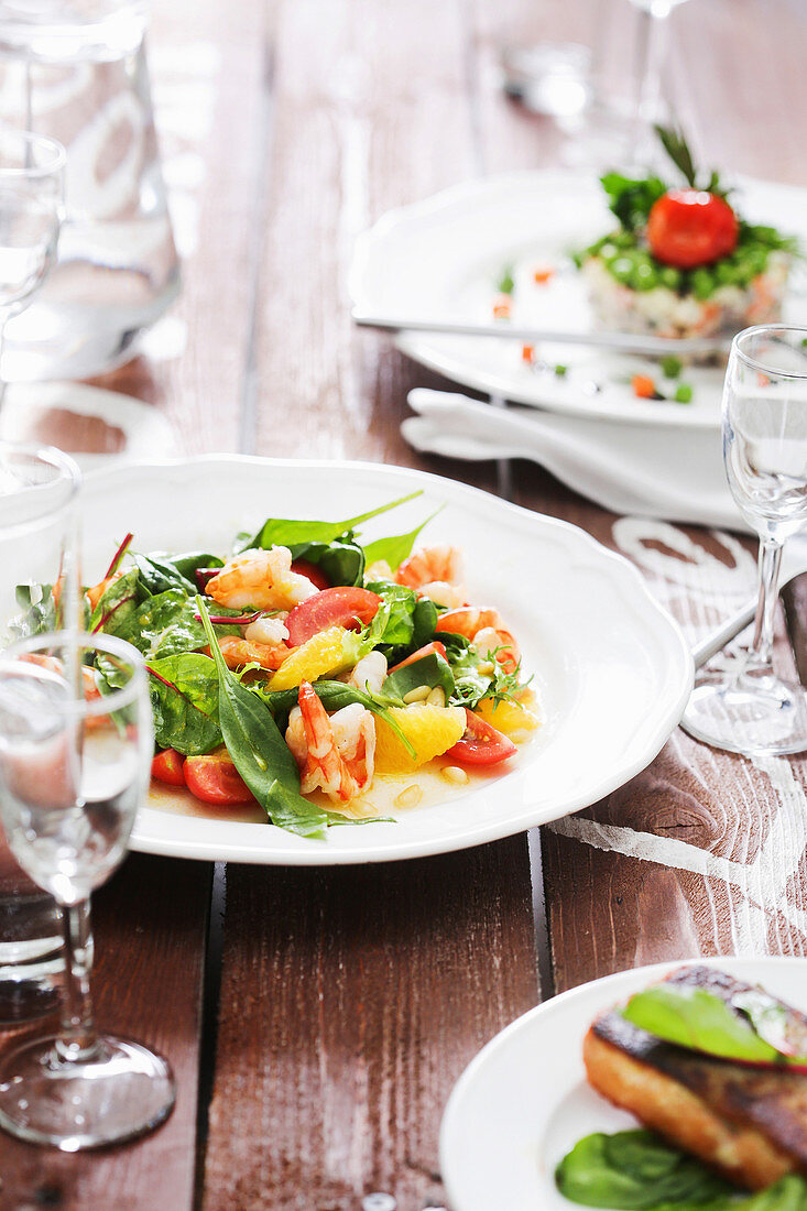 Spinat-Tomaten-Salat mit Garnelen, Orangen und Pinienkernen