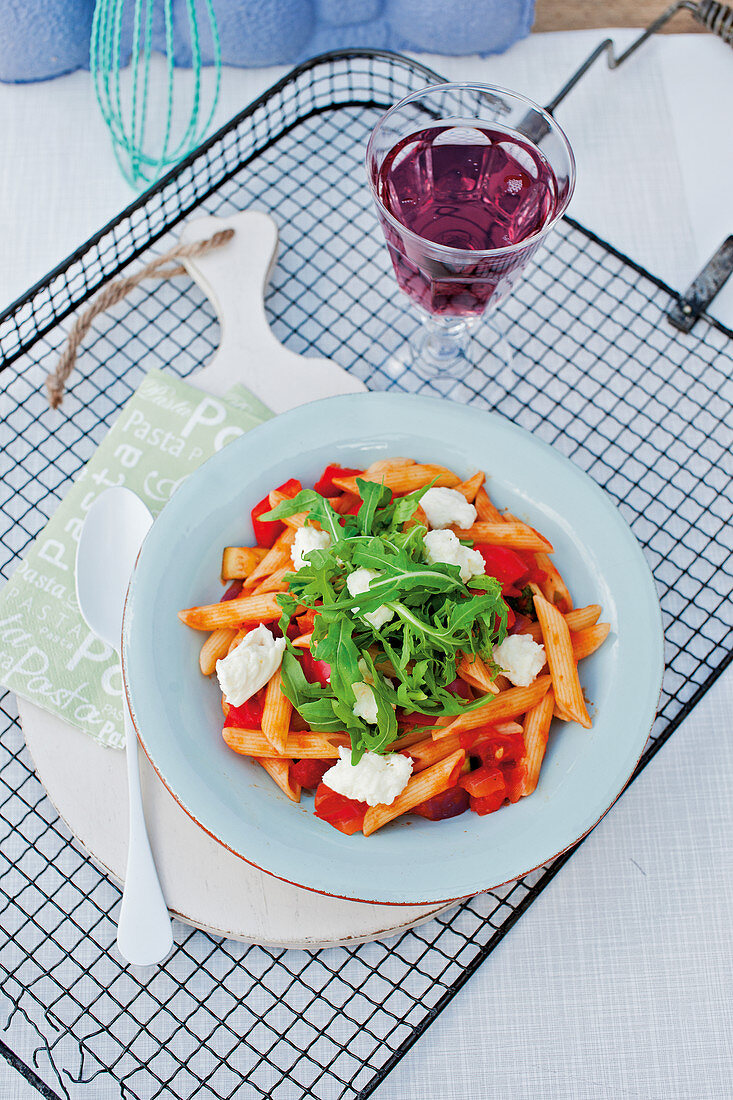 Light vegetable pasta with tomatoes, rocket and mozzarella