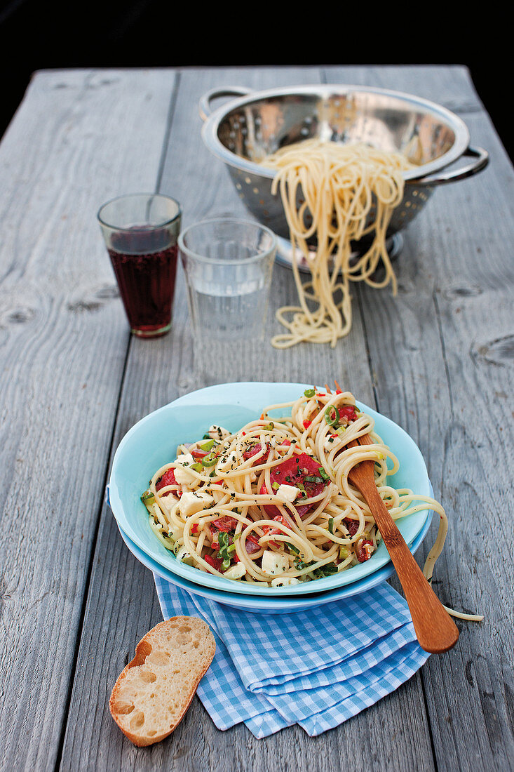 Paprika-Spaghetti mit Mozzarella