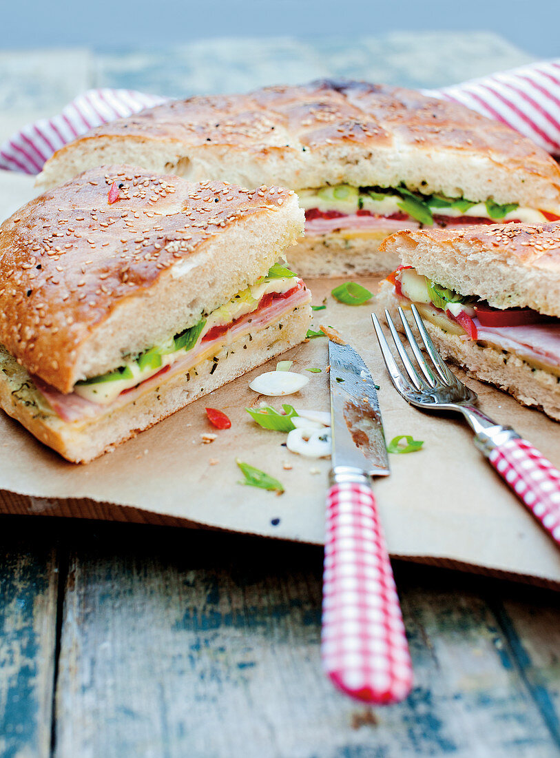 Party bread filled with ham, spring onions and mozzarella