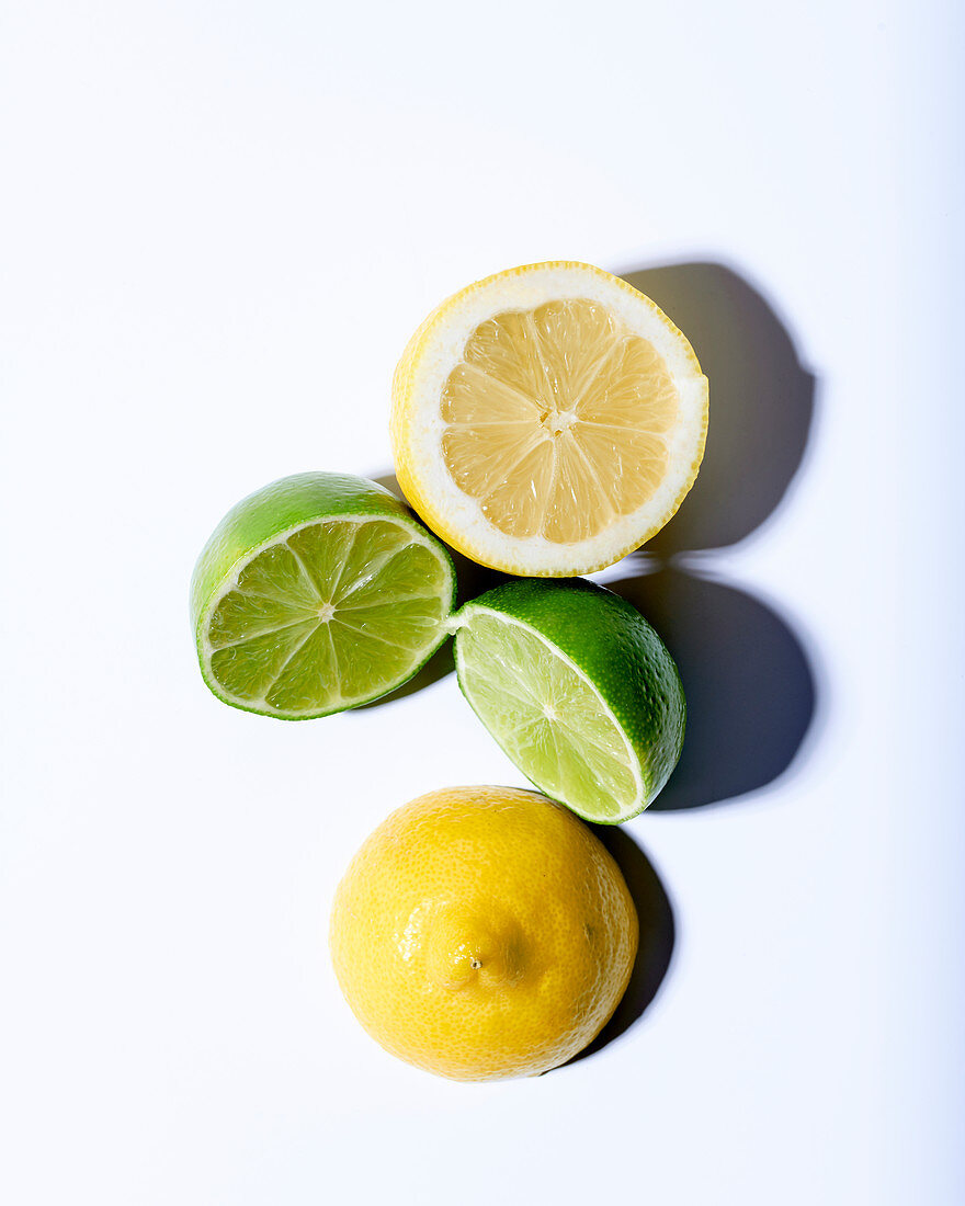 Zitronen- und Limettenhälften