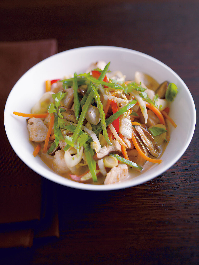 Stir-fried chicken with pepper, leek, mange tout and shiitake mushrooms