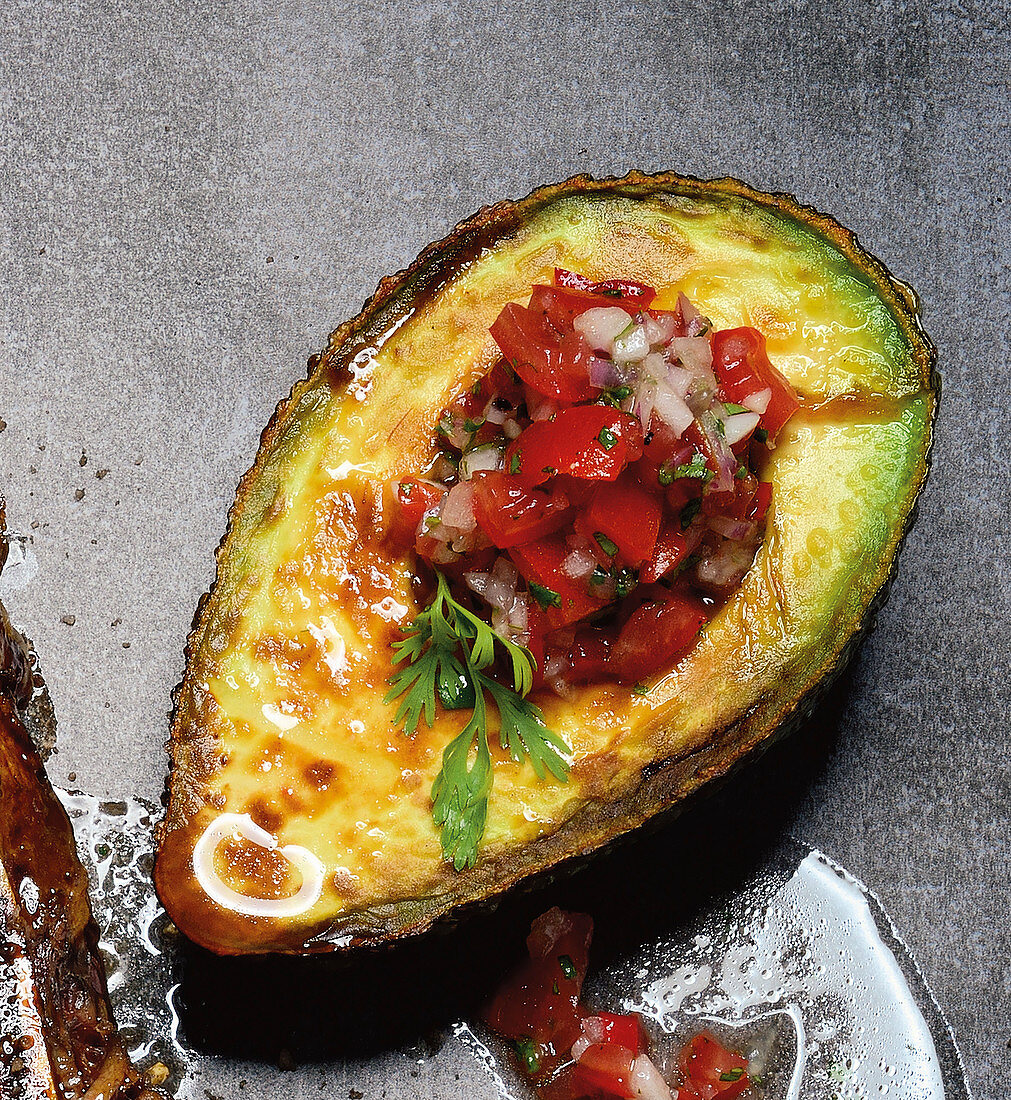 Gegrillte Avocado mit Tomaten-Koriander-Salsa