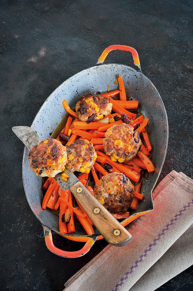 Chili-con-carne meatballs with beer-carrots