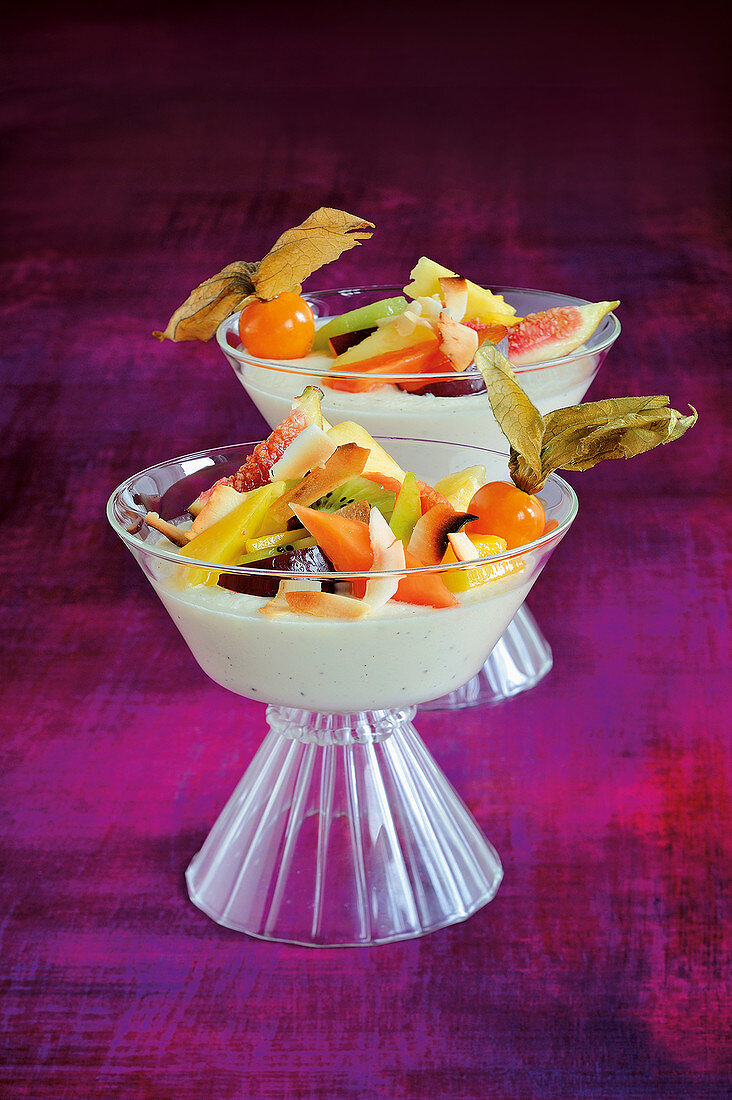 Coconut cream 'Hawaii' with exotic fruits and coconut chips
