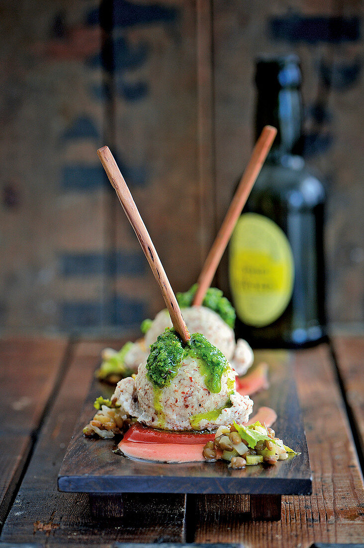 Mandel-Quark-Bällchen mit Linsen, Pesto und Tomatensauce