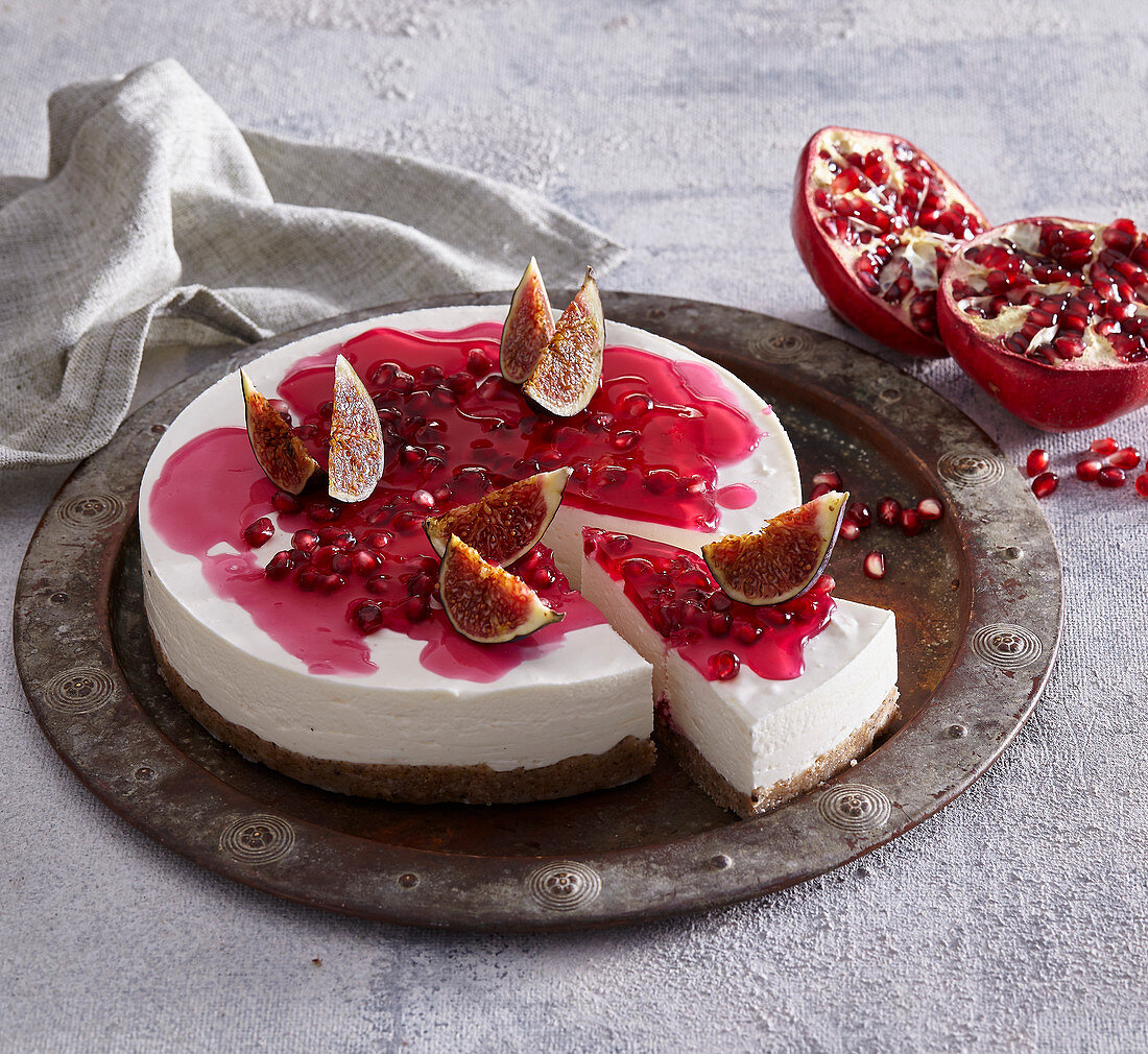 Cheesecake with pomegranate