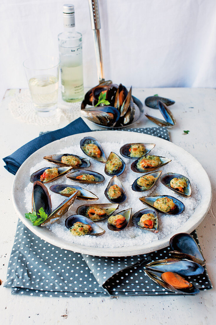 Gratinated mussels with mozzarella and herbs