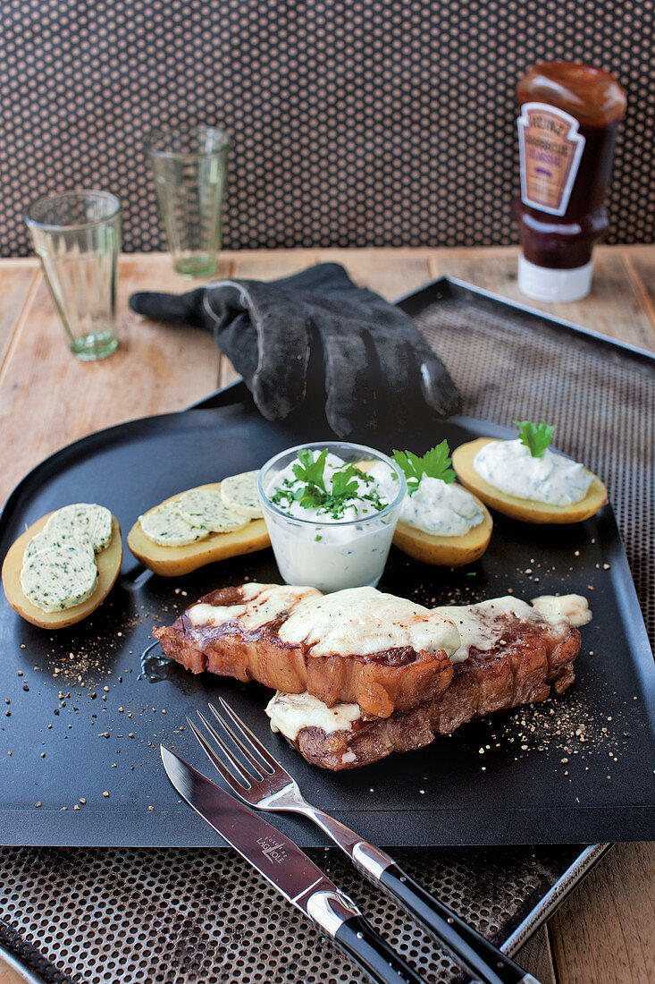 Gratinierte Mozzarella-Steaks mit Sour-Cream-Kartoffeln