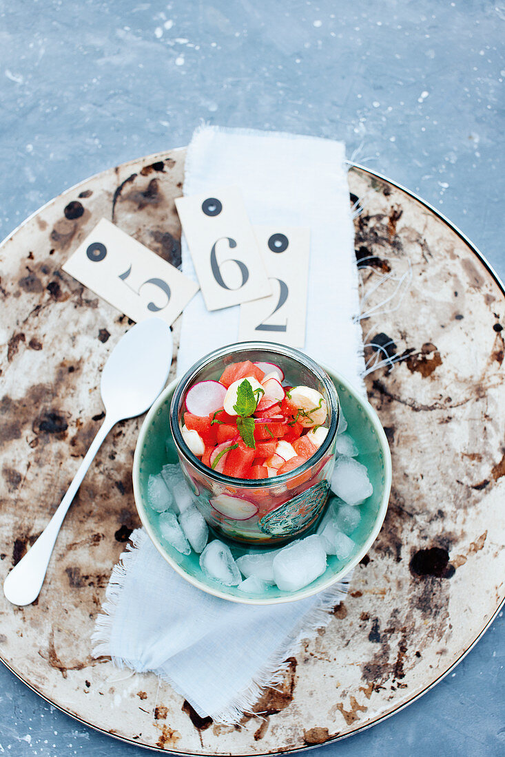 Herzhafter Wassermelonensalat mit Minimozzarella