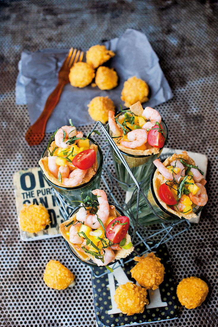 Ananas-Garnelen-Salat mit frittiertem Mini-Mozzarella