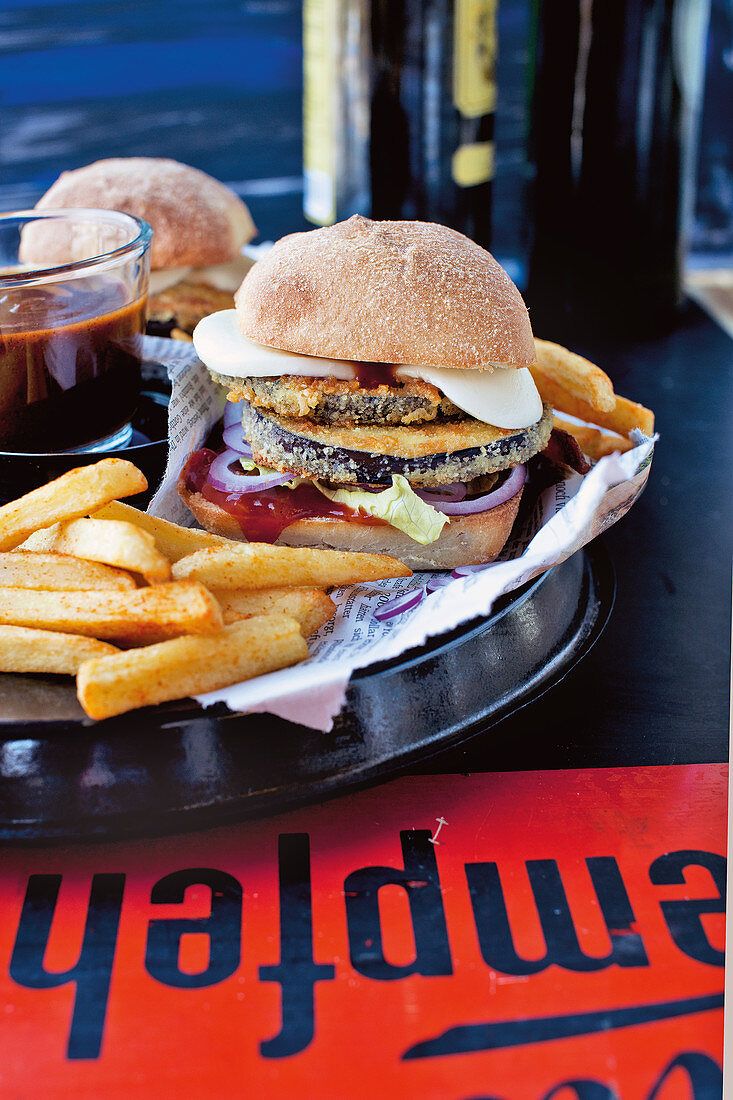 Vegetarischer Auberginen-Mozzarella-Burger